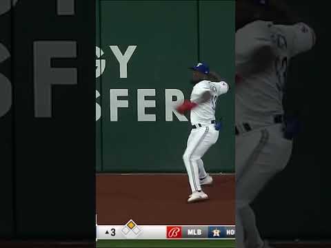 The Center Fielder Completely Sold The Clip 😂