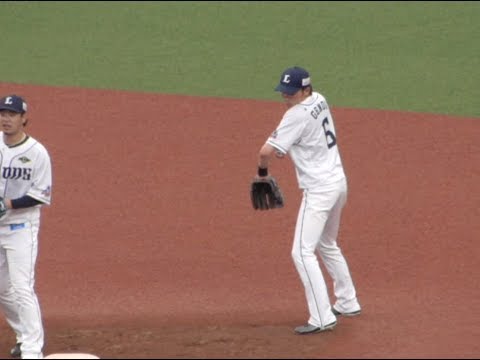 【西武ファン必見】 珍場面!?　源田壮亮、試合前ノックで虫に襲われる！ 180526