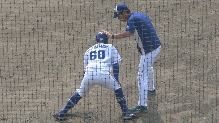 帰塁するときのポイントを岡林に教える荒木コーチ (2022/11/09)