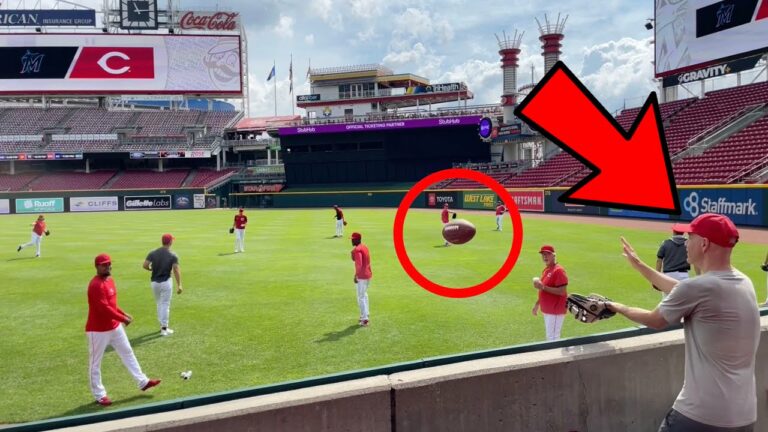 野球の試合でフットボールを捕まえた!?  (グレート アメリカン ボール パーク)