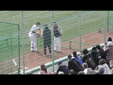 巨人軍は紳士たれ！片付けを代わろうとするスタッフに長野久義の対応がまさに紳士だった！！！#巨人#ジャイアンツ#キャンプ#長野久義#