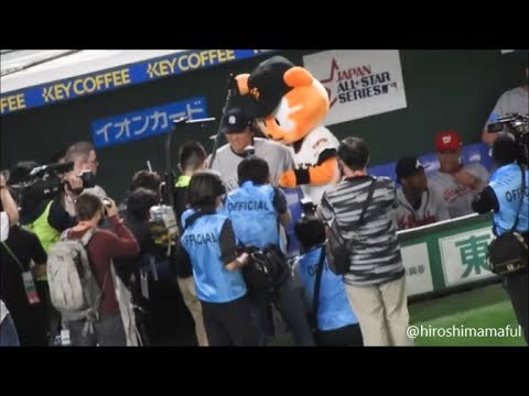 【日米野球】読売ジャイアンツ ジャビット 松井秀喜コーチにサインボールをプレゼント【エキシビジョンマッチ】