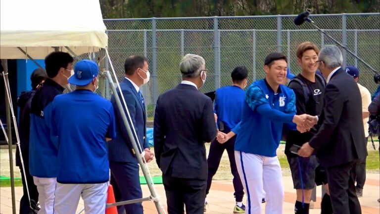 森繁和、福留孝介に挨拶する京田陽太と笠原祥太郎 沖縄キャンプ 横浜DeNAベイスターズ 2023/2/4
