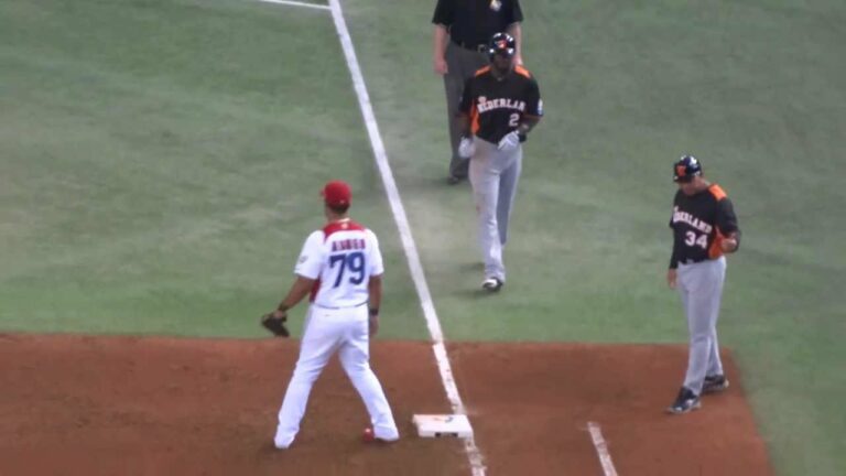 2013/3/8　ロジャー・バーナディナ （WBCオランダ代表）　vsキューバ　内野安打