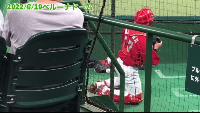 先発野村祐輔投手のボールを試合前のブルペンで受けるアツさん！2022/6/10ベルーナドーム