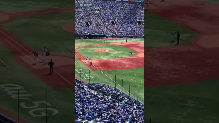 先頭打者ストレートの四球を出した京山にすぐ声をかけるベテラン牧