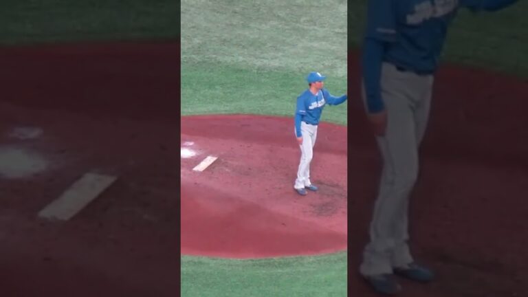 【ファイターズ】井口 和朋の投球練習でマウンドを一生懸命掘る