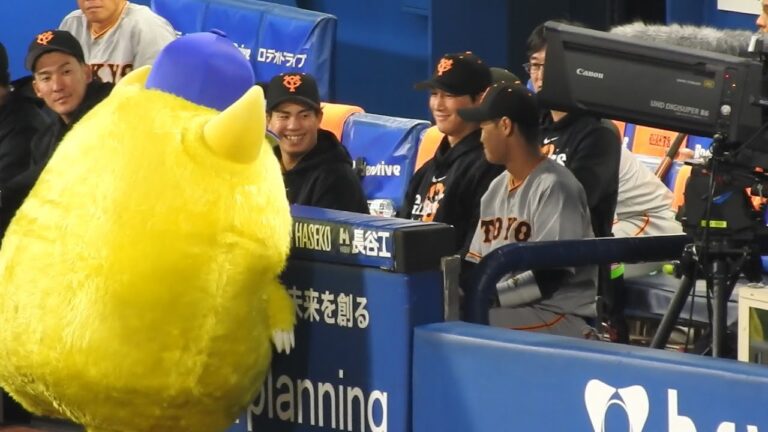 チャピーに絡まれる小林誠司 2023.4.4