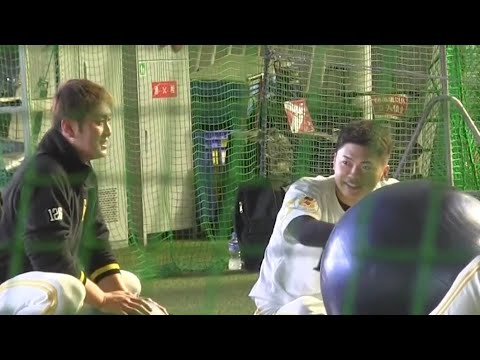 談笑する奥村政稔投手と山崎琢磨投手 2023.2.28タマスタ筑後