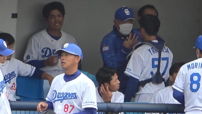 4回表に被安打3で1点を失った垣越。女房役の山浅に熱く語りかける小田コーチ（2023年4月25日）