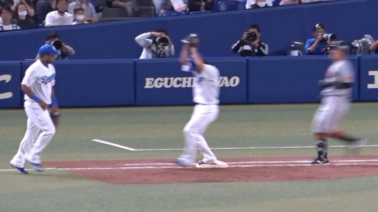 祖父江を助けたビシエドの好プレー！この後味方が勝ち越して祖父江が勝ち投手に！ (2023/05/06)