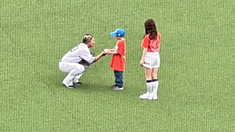 帽子を取って子供の目線までしゃがんでボールを渡す優しい愛斗【オレンジリボン運動デー 西武vs日本ハム】試合開始スタメン選手登場2023/5/3