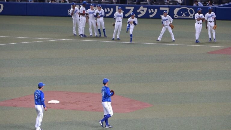 龍空と溝脇による京田陽太の誇張しすぎたスローイング（笑）（2023年4月28日）