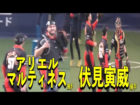 投手を労うA.マルティネス捕手と伏見寅威捕手