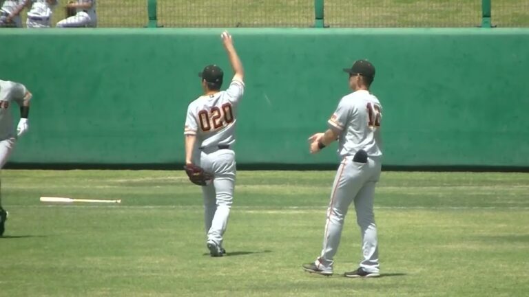 パンダみたいにストレッチする香月一也と萩尾匡也のウォーミングアップ2023年5月5日  千葉ロッテ対 読売ジャイアンツ