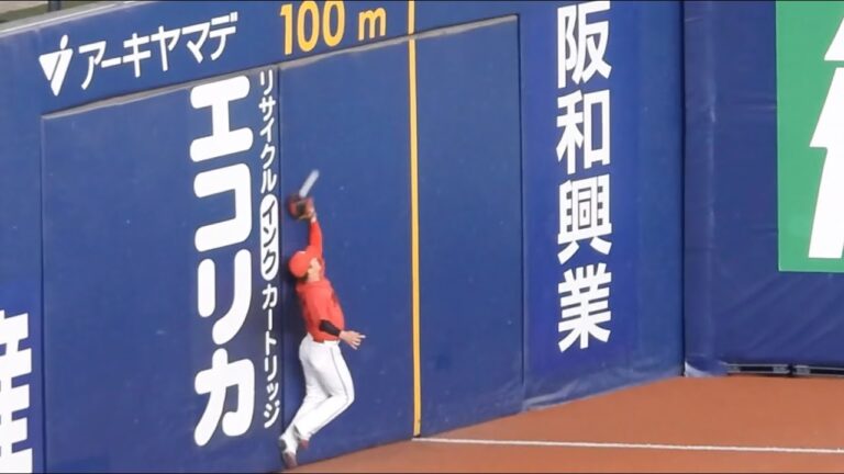 堂林翔太、頓宮の大飛球をナイスキャッチもリクエスト！判定覆らずアウトで九里を助ける 広島カープ2023年5月31日