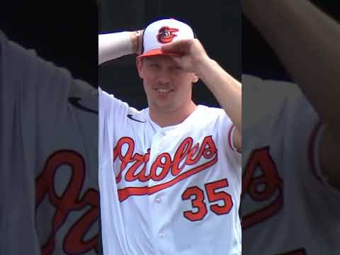Gunnar Henderson hits one 462 ft to Eutaw Street