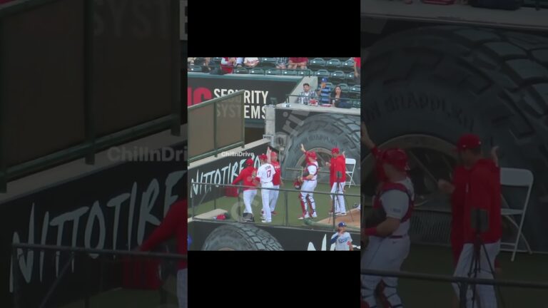 ドジャースファンの少年に大谷選手がファンサ！家族で大喜びする姿が最高すぎる #shorts #short #大谷翔平 #shoheiohtani #エンゼルス #angels #現地映像