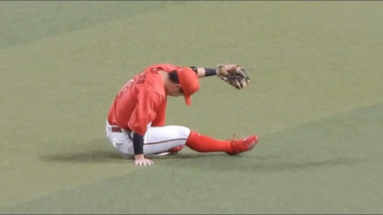 【熱盛プレー】広島カープ上本崇司選手、中日岡林選手の鋭い打球をナイスキャッチ！2023年7月7日