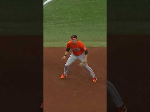 Gunnar Henderson makes unreal play