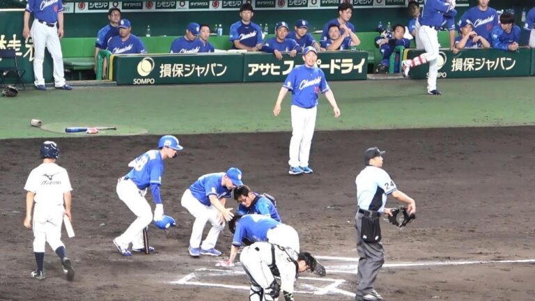 延長10回一死3塁、内野ゴロで本塁突入の溝脇が梅野と交錯。アウト判定にリクエストするも球審に全然気付いてもらえない立浪監督（2023年7月15日）