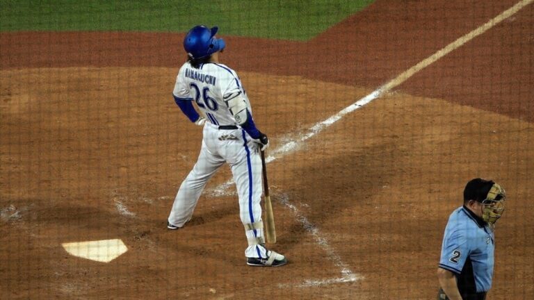 チャンスで打てずめちゃめちゃ悔しがる濵口遥大！主砲の勝ち越しタイムリーはここでは出ず 2023/08/23 横浜DeNAベイスターズ