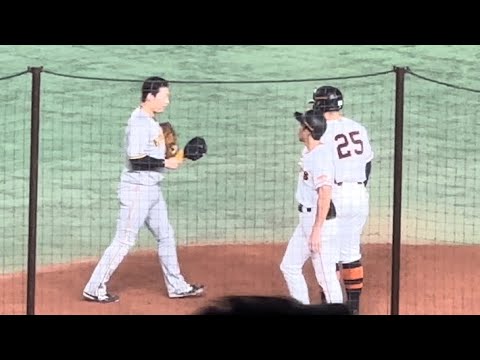 死球を受けた岡本和真に謝罪する大山悠輔