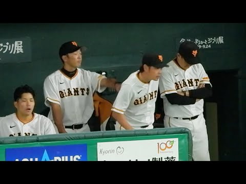 阿部慎之助コーチ、何かを躊躇している亀井コーチの背中を突き放す 2023.7.9