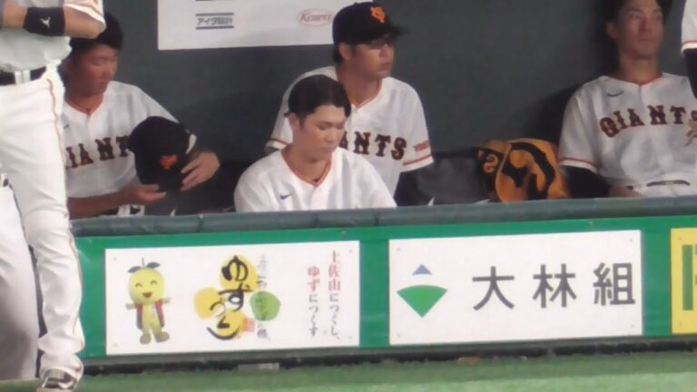 ベンチでもサングラス🕶高橋優貴 笑いを堪える岡本和真 わろてもうてる坂本勇人