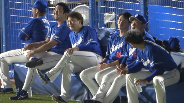 神宮球場に打ち上がった花火を楽しく眺めるブルペン陣 (2023/08/20)