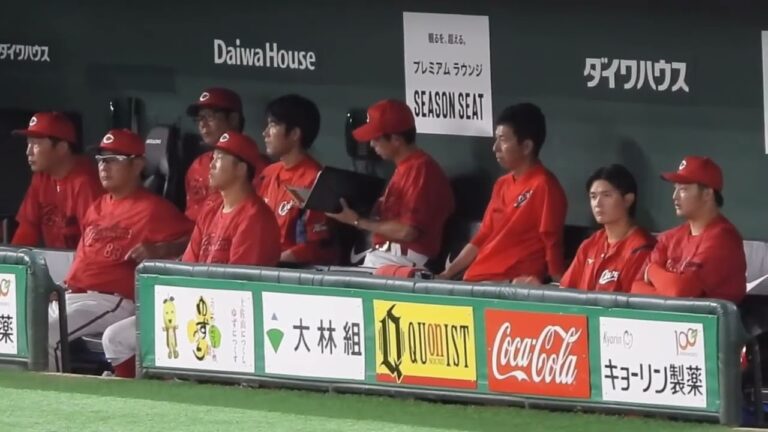 中田翔選手のモノマネもしながら、ベンチで大道投手と会話、戦況を見つめる広島カープ床田寛樹 2023年7月11日