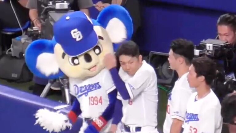 国歌演奏直後　ドアラの耳パンチを受けてマジで驚く溝脇隼人　中日ドラゴンズVS東京ヤクルトスワローズ　2023.8.4