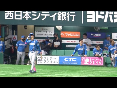 アルカンタラのホームラン中にベンチでメモを取る新庄監督！