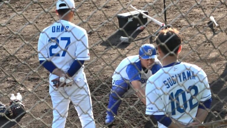 大野奨太コーチとのマンツーマン練習で悶絶する石橋康太（2023年10月10日）
