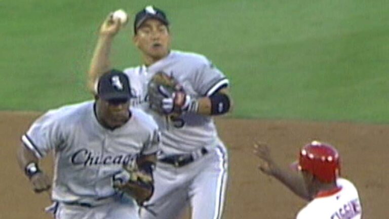 2005ALCS Gm3: Iguchi makes grab, starts double play