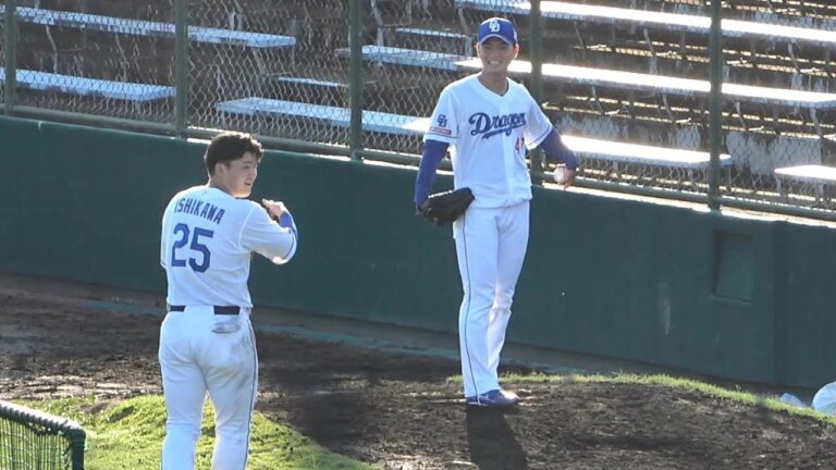 試合後の練習。投手陣で一人だけメイン球場にいる砂田をイジる石川昂弥（笑）（2023年10月10日）
