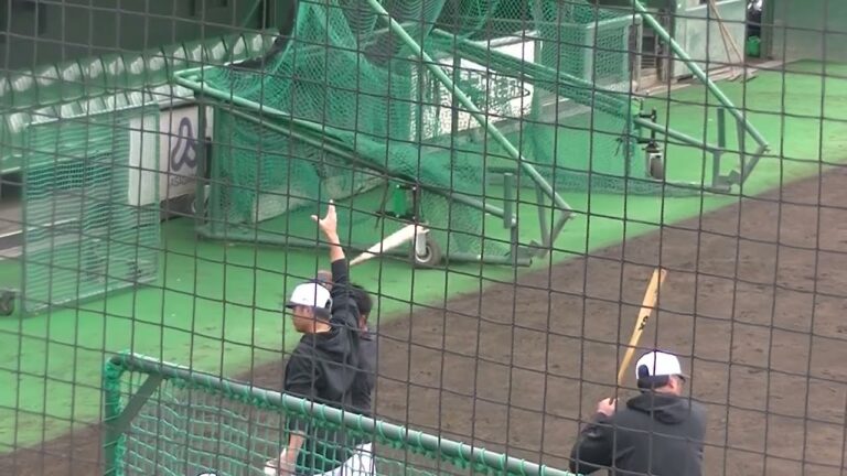 巨人秋季練習 前田研輝 真上から落下するボールを打つ練習〜ジャイアンツ球場 2023年11月11日