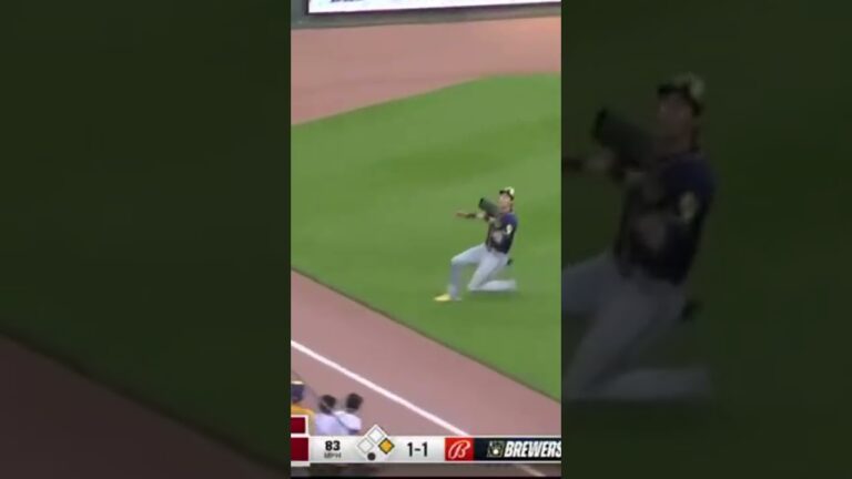 🚨🚨Christian Yelich| Milwaukee Brewers| was booking it at 28.3 ft/second to track this ball down.🔥