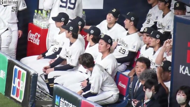 そんな隙間座るん😂 #佐野皓大 #山田修義 #小田裕也 #Bs2023