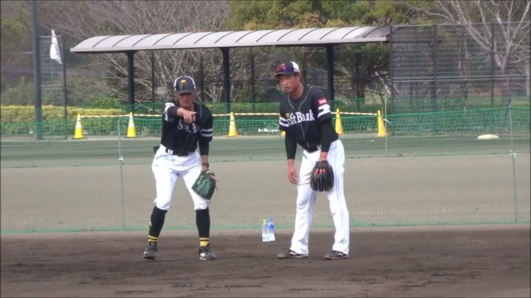 桑原秀侍にマンツーマン指導する金子圭輔コーチ / 福岡ソフトバンクホークス宮崎秋季キャンプ2023