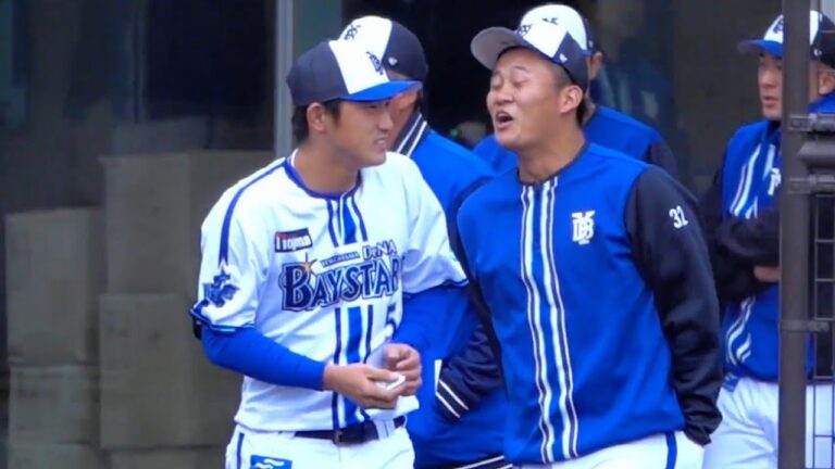 カイロでホカホカしている松尾汐恩と寒さに悶えている益子京右 2023/11/18  秋季キャンプ 横須賀 横浜DeNAベイスターズ