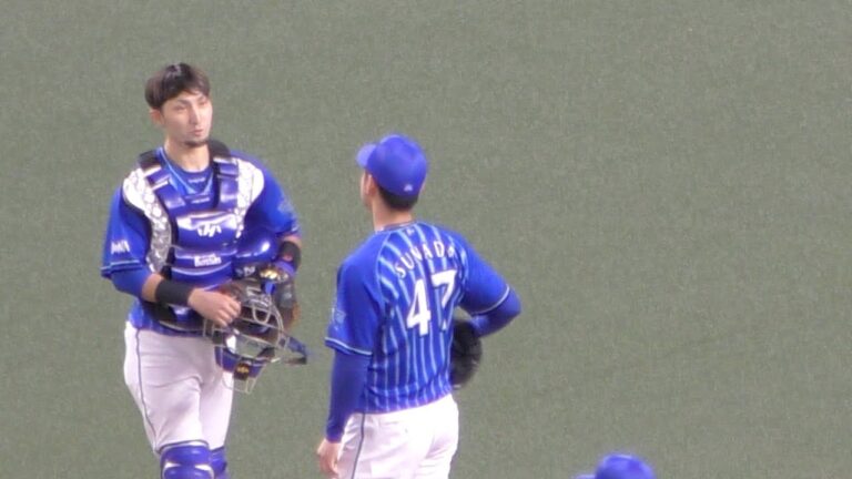 降板する投手をフォローする伊藤光【横浜DeNAベイスターズ 2020年 プロ野球】