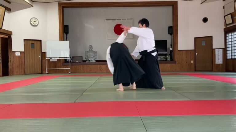 松山市にある秋山兄弟合気道道場での公開稽古です。