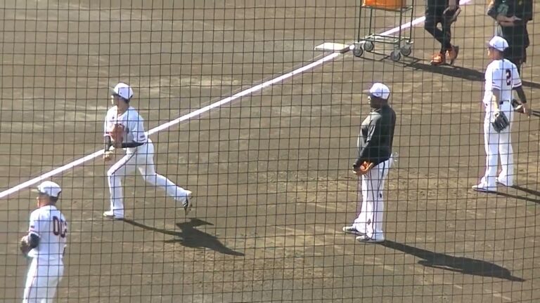 ジャイアンツ秋季練習 ウィーラーと話す増田大輝 2023年10月22日