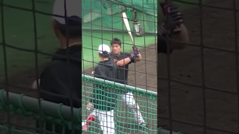 巨人秋季練習 前田研輝 真上から落下するボールを打つ練習〜ジャイアンツ球場 2023年11月11日