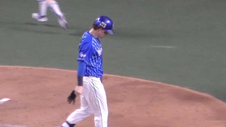 凡退後のオースティン【横浜DeNAベイスターズ 2020年 プロ野球】