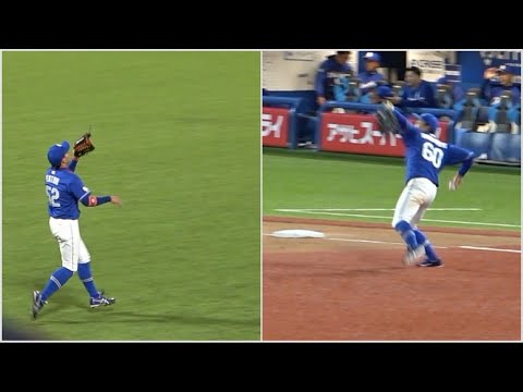 「翔平おまたせ〜！！」とばかりに加藤翔平に向かって物凄い高さの遠投をする岡林 (2023/05/12)
