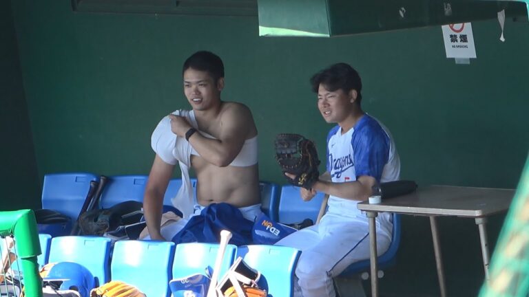 韓国チームの練習中、ベンチでお喋りする同学年の根尾、村松、石橋（2023年10月17日）