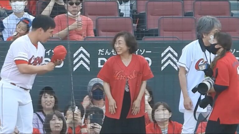 メンバー交換中、ヤサタクが動く！国歌斉唱した田中民江さんと親しげに挨拶する矢崎拓也 広島カープ2023年6月16日