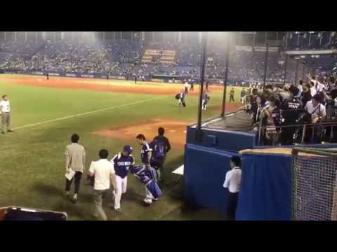【優しさシリーズ】中日荒木選手、試合後バッティンググローブとリストバンドを投げ入れる